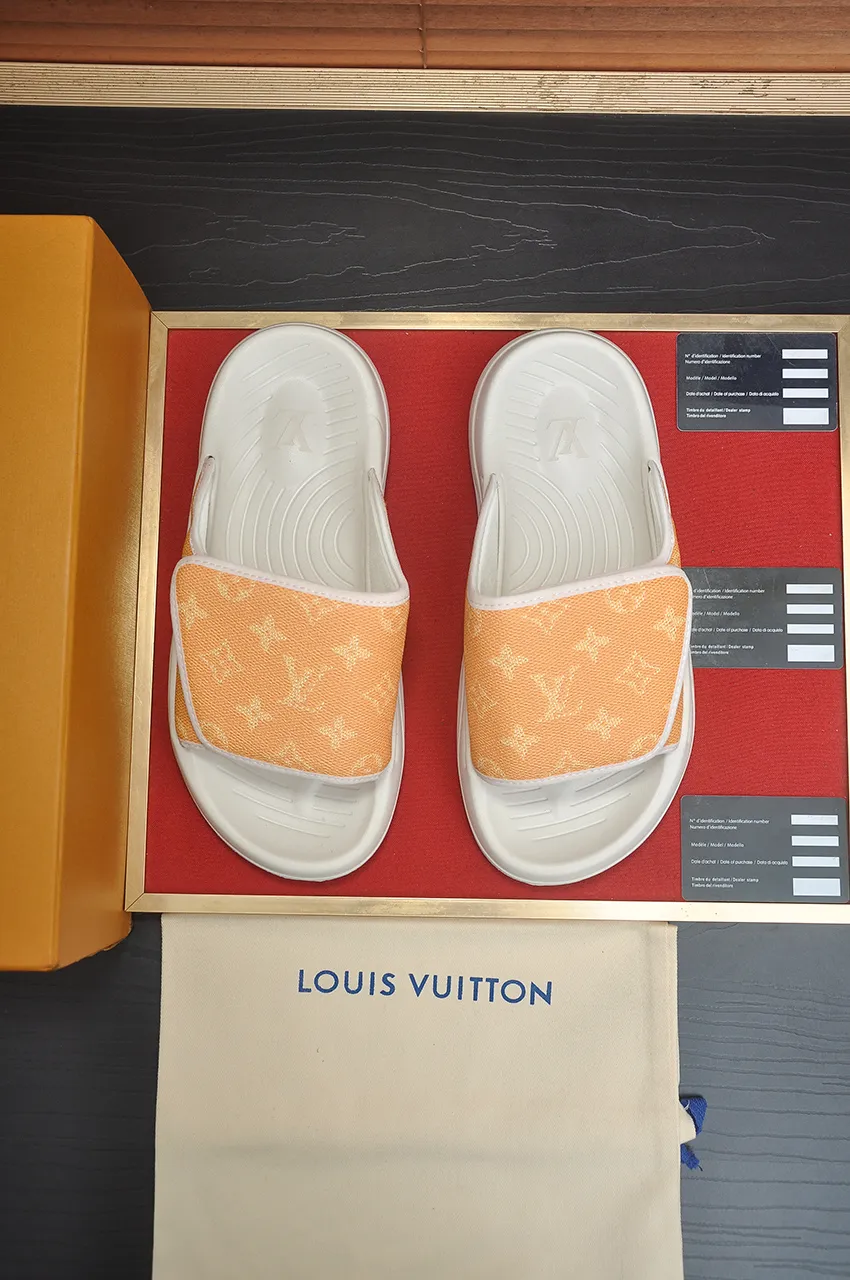 Men's men's shoes 💰340💶 [Louis Vuitton LV slippers] (high-end cowhide) counter 1:1 fashion style, a must-have for summer! The designer used LV’s iconic outsole. The original simple slippers instantly become fashionable! The upper is made of flexible special cowhide leather straps alternately, and the workmanship is exquisite! A must-have for stylish men in summer, size 38-45 (45 customized)